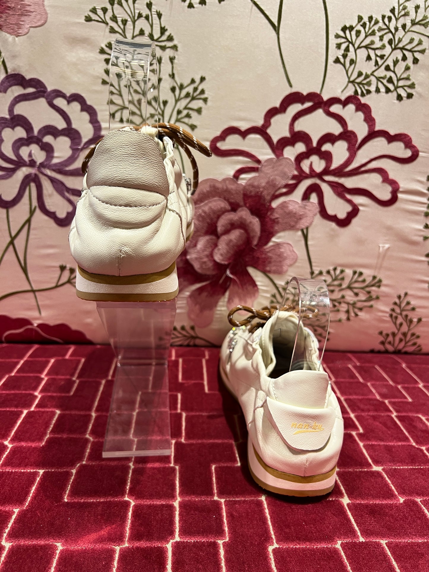 Nan-Ku sconto -30% sneaker di pelle ghiaccio con applicazioni stelle strass