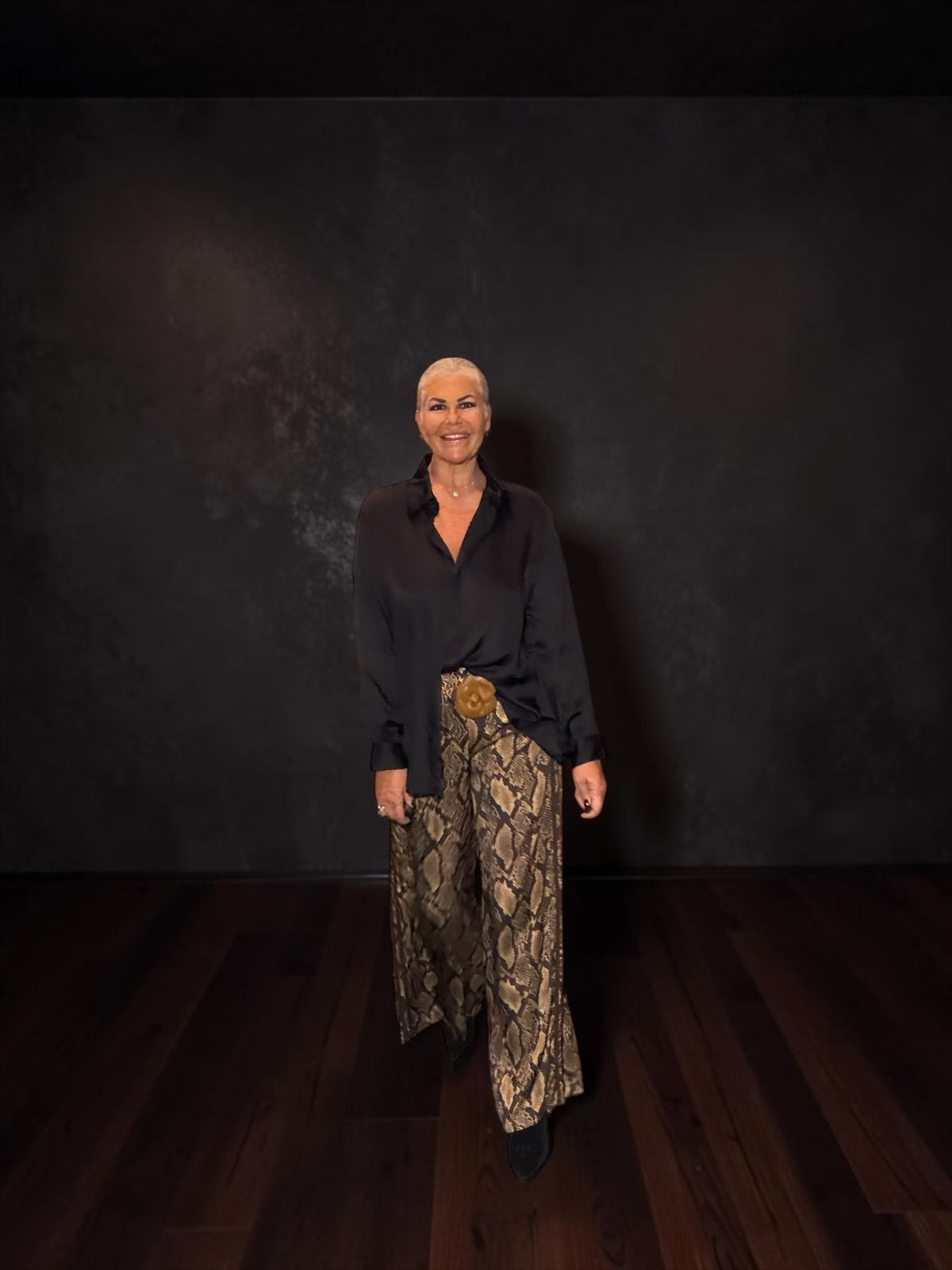The room completo in viscosa camicia nera e pantalone stampa animalier pitonata