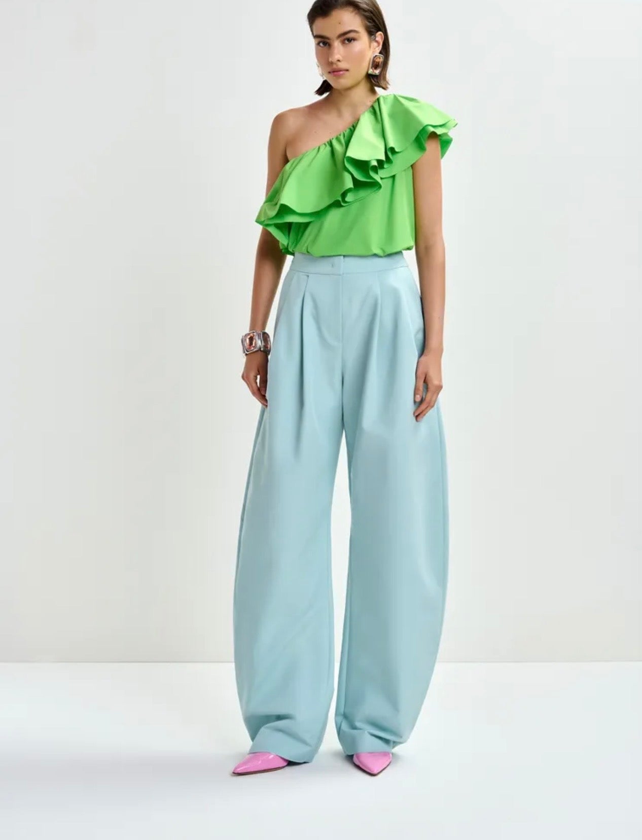 Essentiel antwerp -40% di sconto top asimmetrico verde con volant
