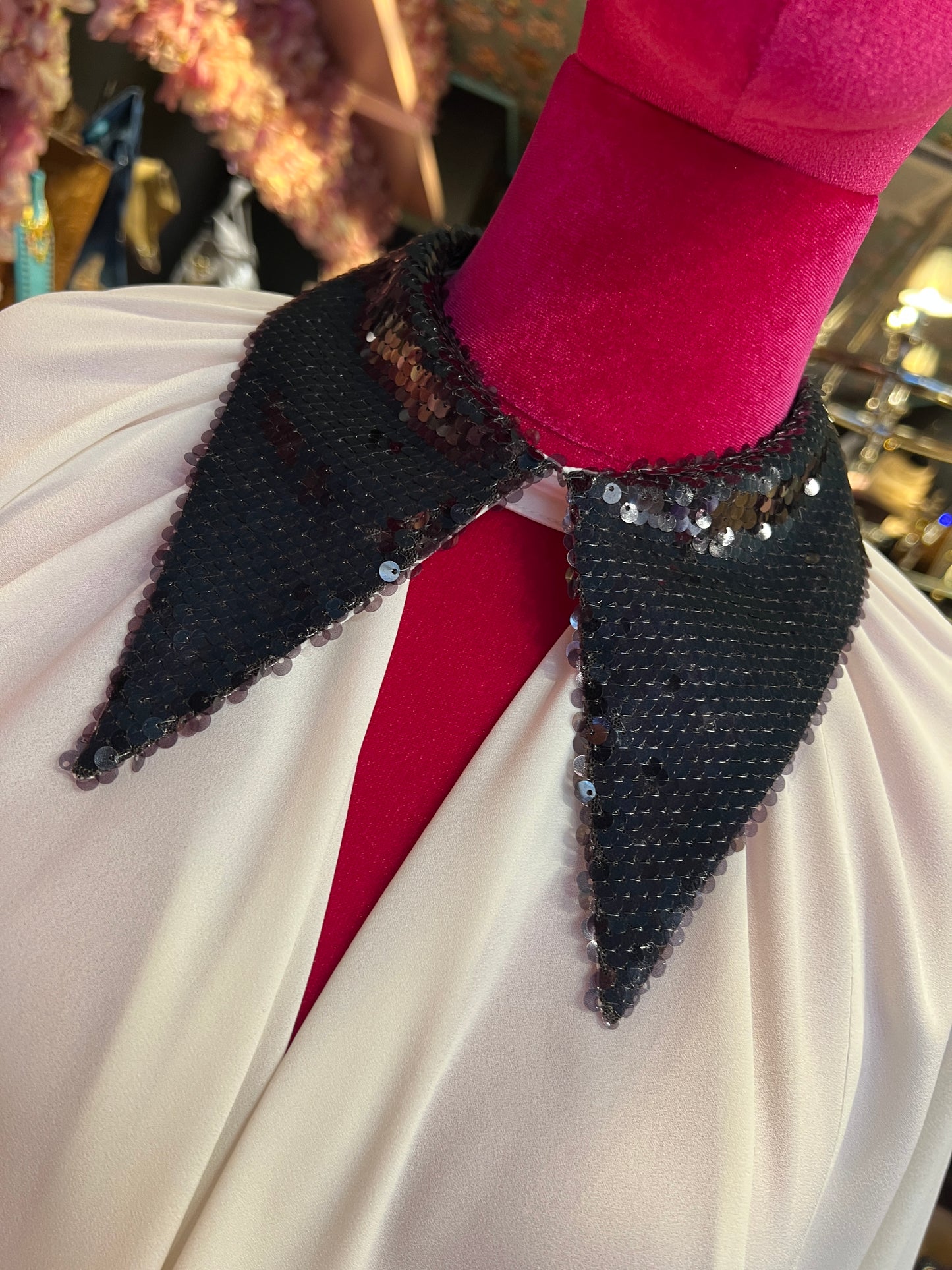 Dahlo blusa drappeggiata con collo di paillettes