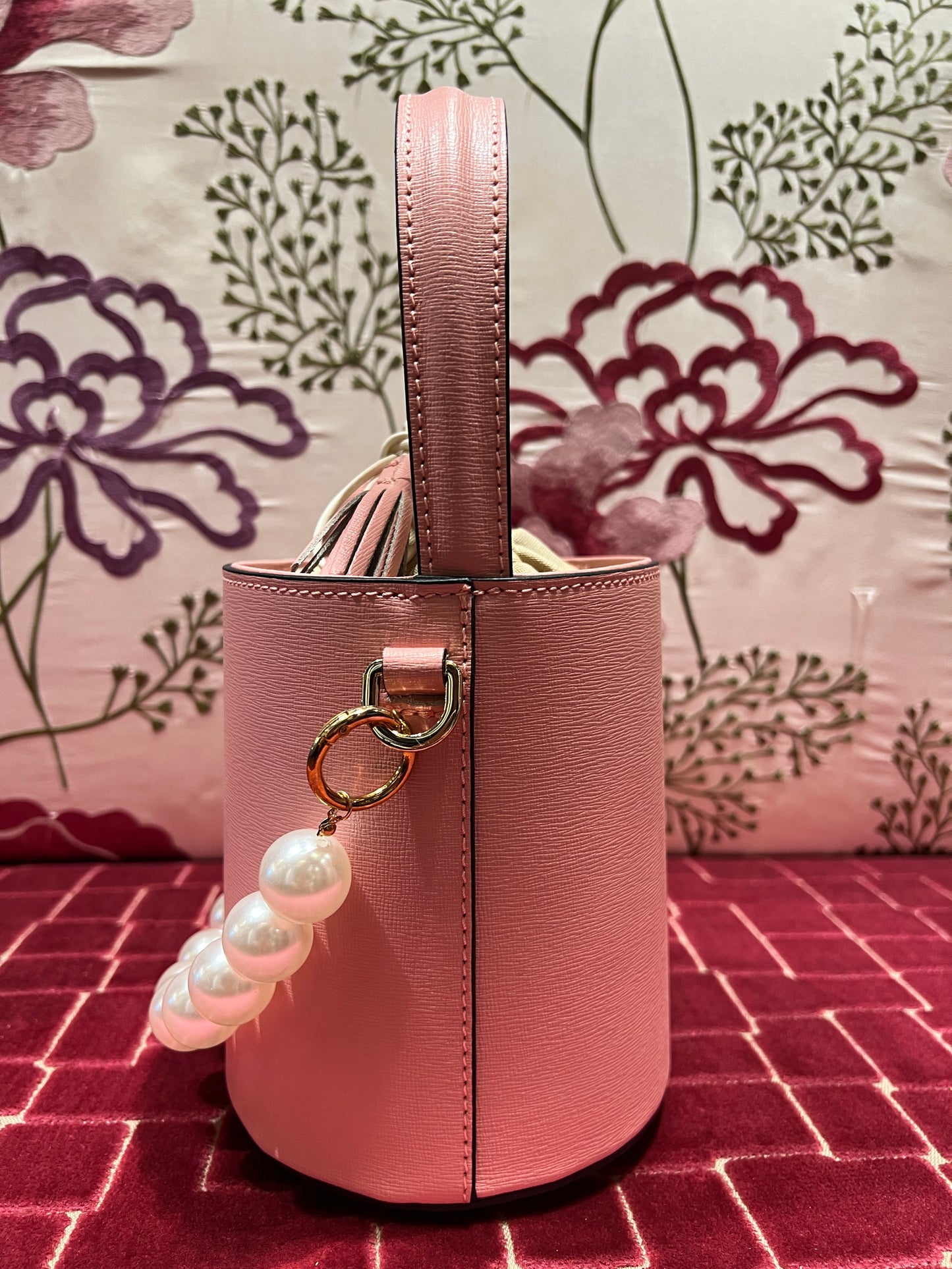 Borsa mini secchiello rosa pelle con decorazione perle e tracollina