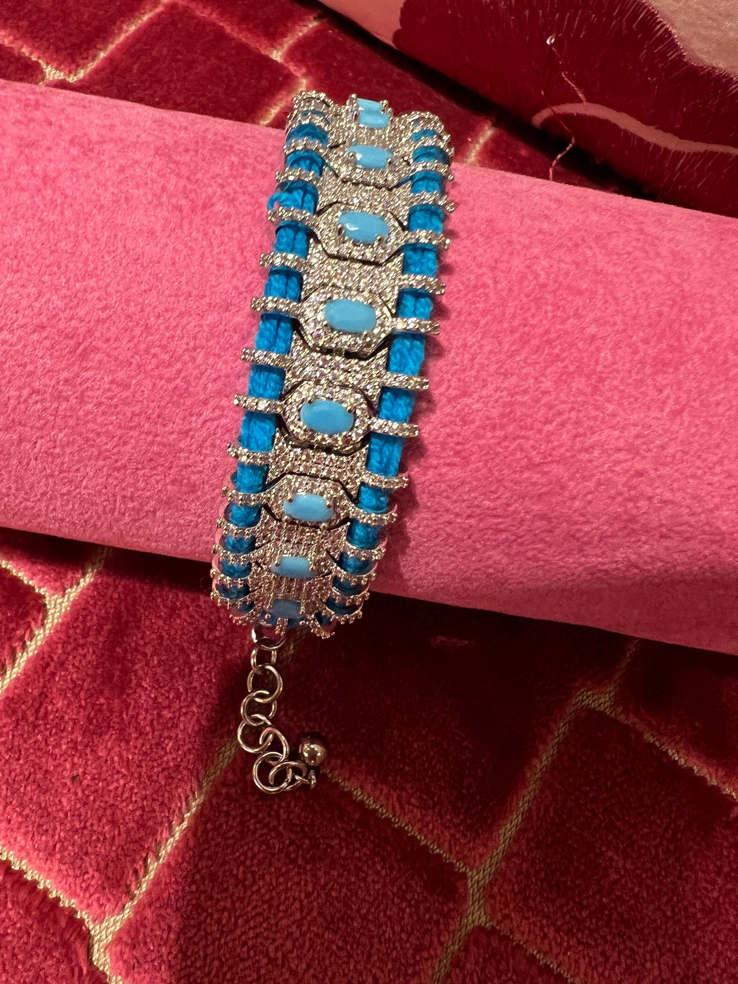 Bracciale regolabile in pavé’ di cristalli e pietre azzurre montato su cordoncino azzurro