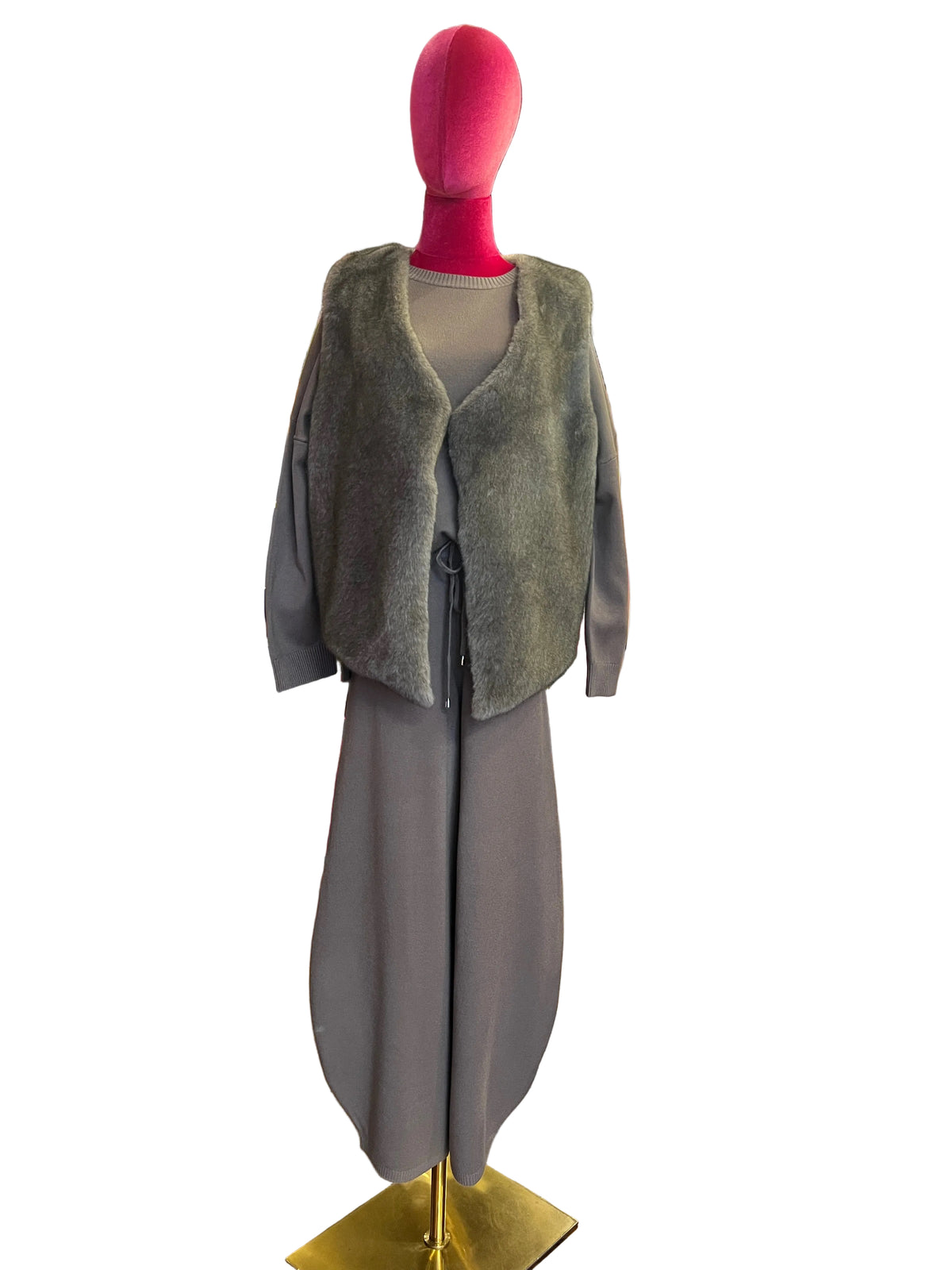 The room completo tre pezzi taupe gilet in simil pelliccia pantalone e maglia