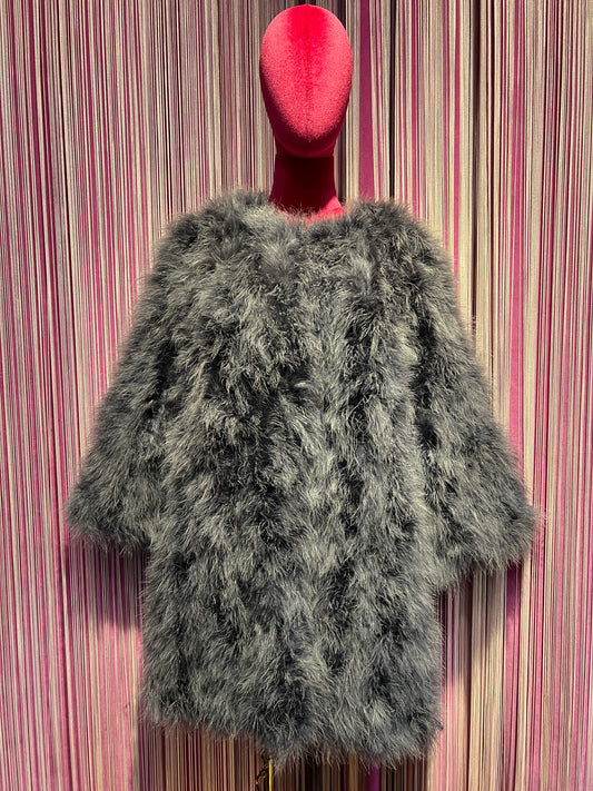 11 Love is glamour cappotto grigio piume maniche a 3/4