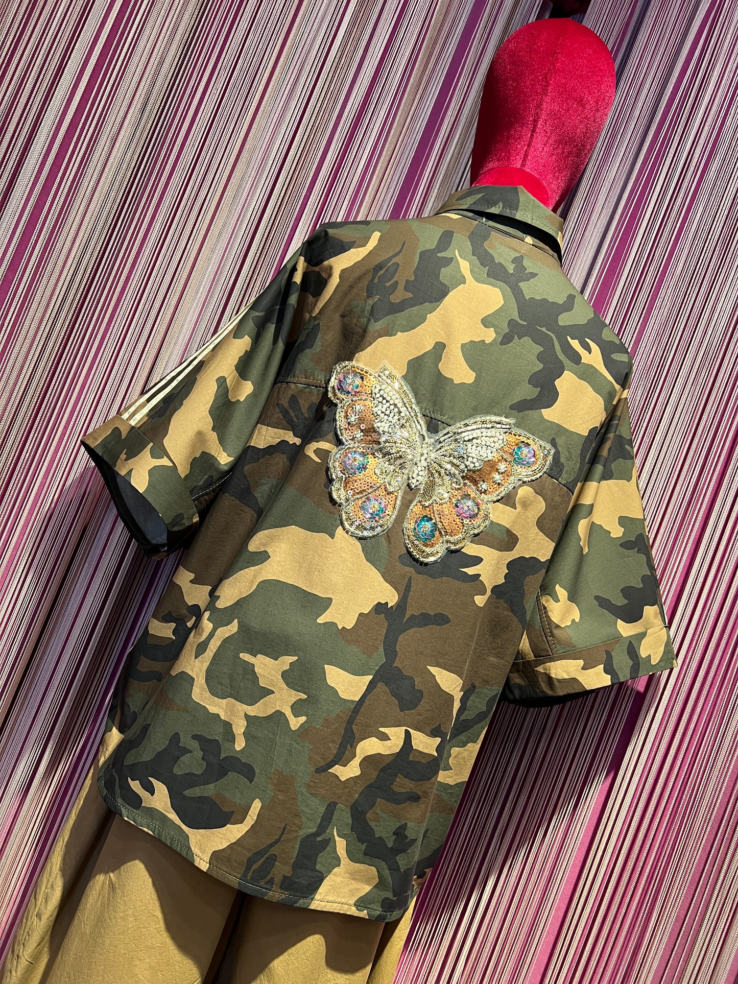 Mon amour Paris completo camicia camouflage con applicazione farfalla paillettes dietro e pantalone largo con elastico in vita