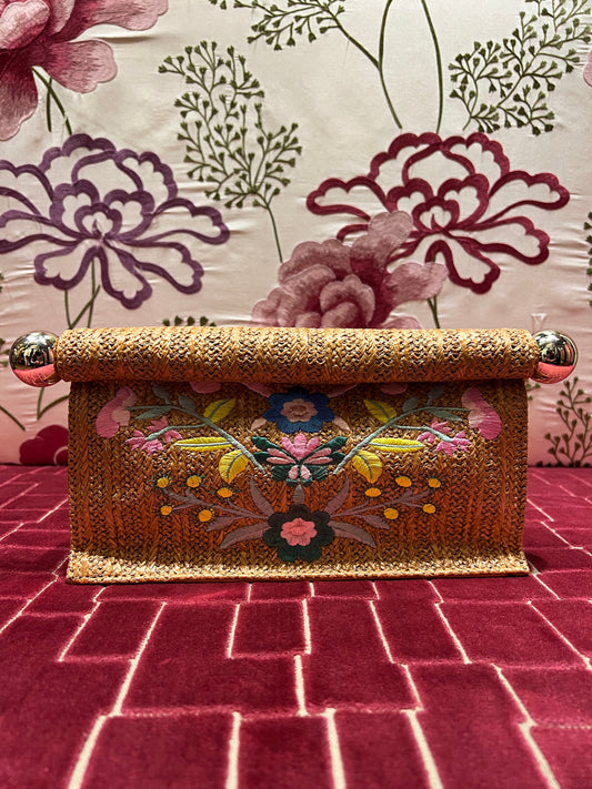 Borsa con tracolla rafia ed ecopelle,ricami floreali e chiusura magnetica. Colore Camel