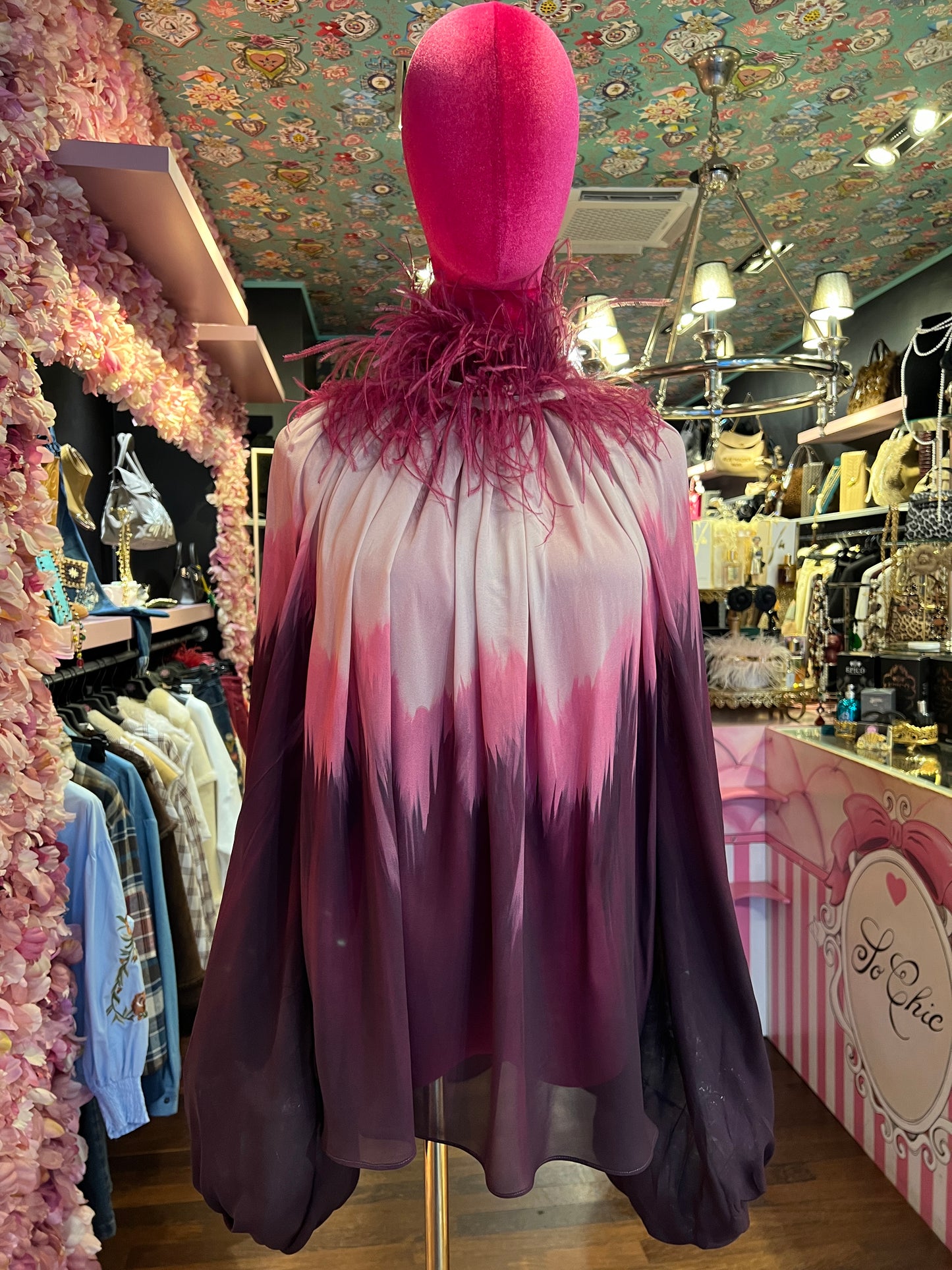 Dahlo blusa drappeggiata collo con piume rosa boreale