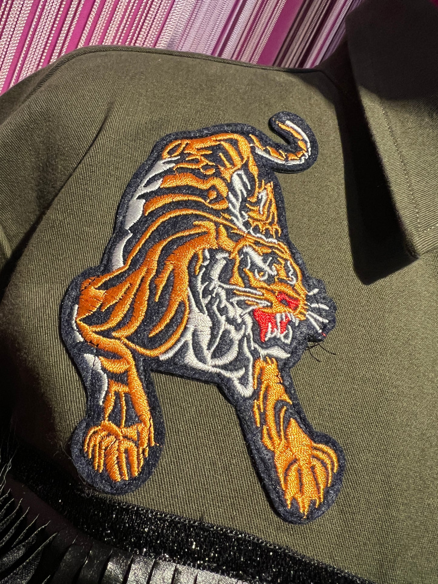 ABpink🩷 giacca Charlotte verde militare con patch tigre cuore stella maculati sul retro tigre vestibilita’ 40/44