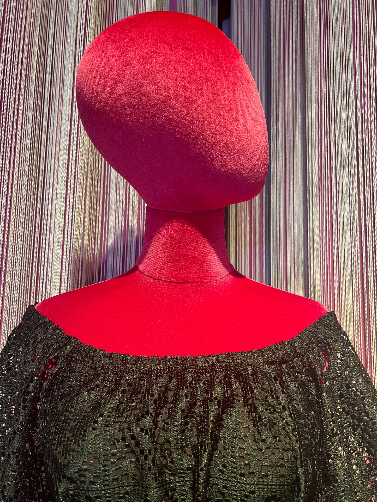 Mon amour Paris abito in pizzo nero scollo Bardot con cinta in vita