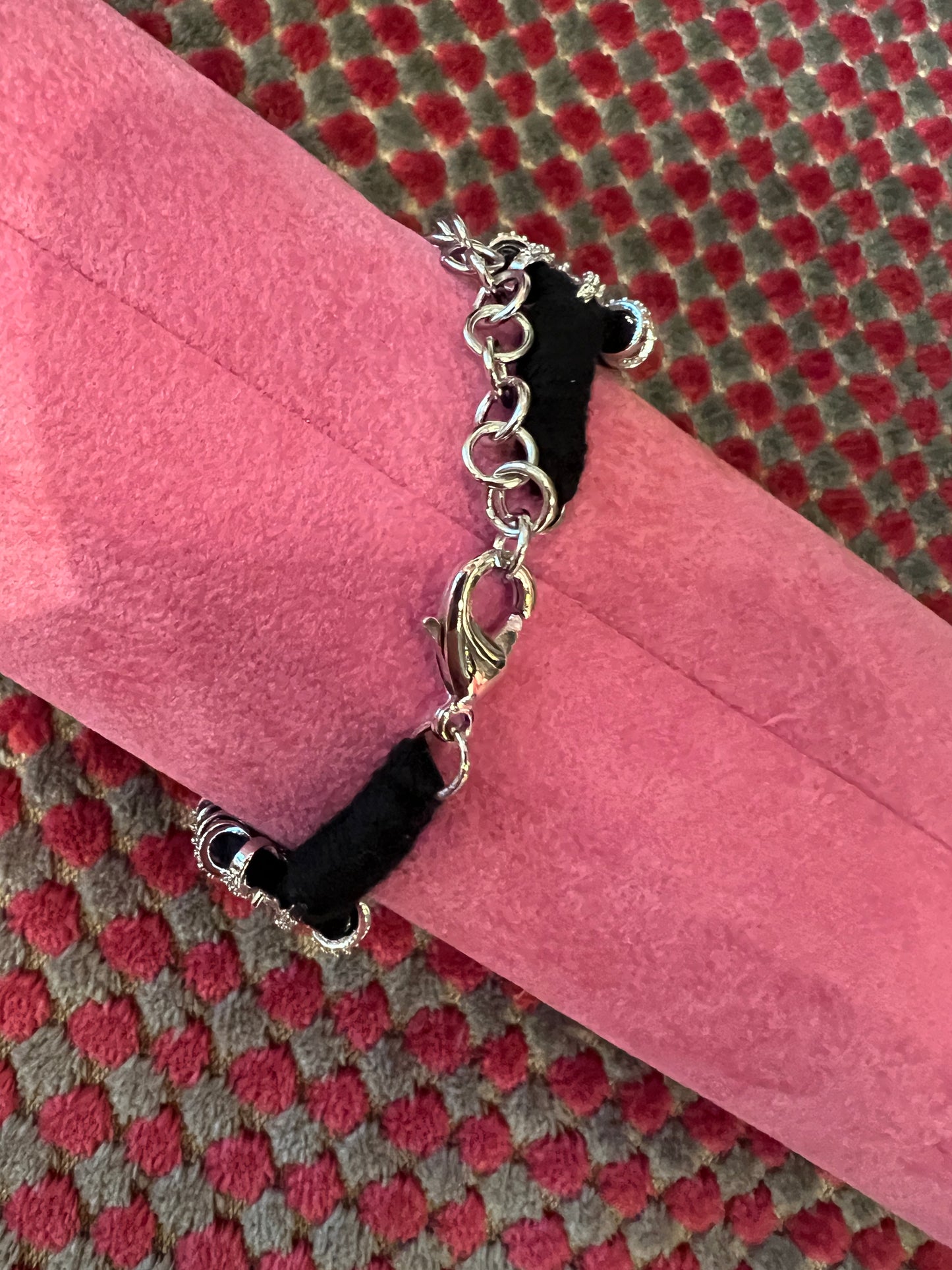 Bracciale regolabile in pavé di cristalli montato su cordoncino nero