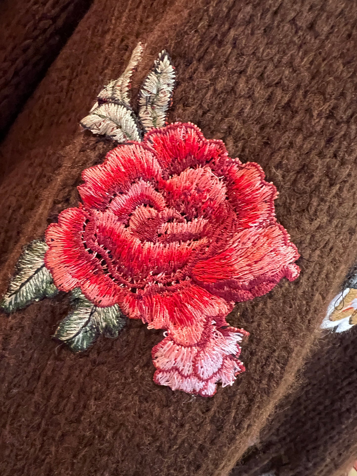 ABpink 🩷maglia over cioccolato con profili grigi , patch teddy , cuore sacro e fiore ricamato