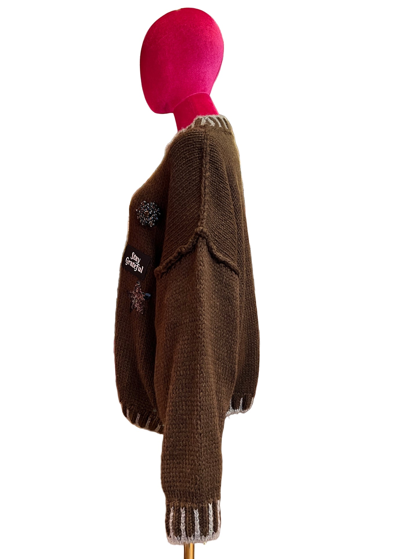 ABpink 🩷maglia over cioccolato con profili grigi , patch teddy , patch ramage ricamato e patch cristalli e paillettes