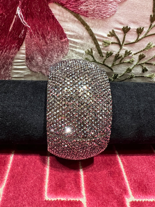 Bracciale alto grigio scuro con strass chiusura a molla