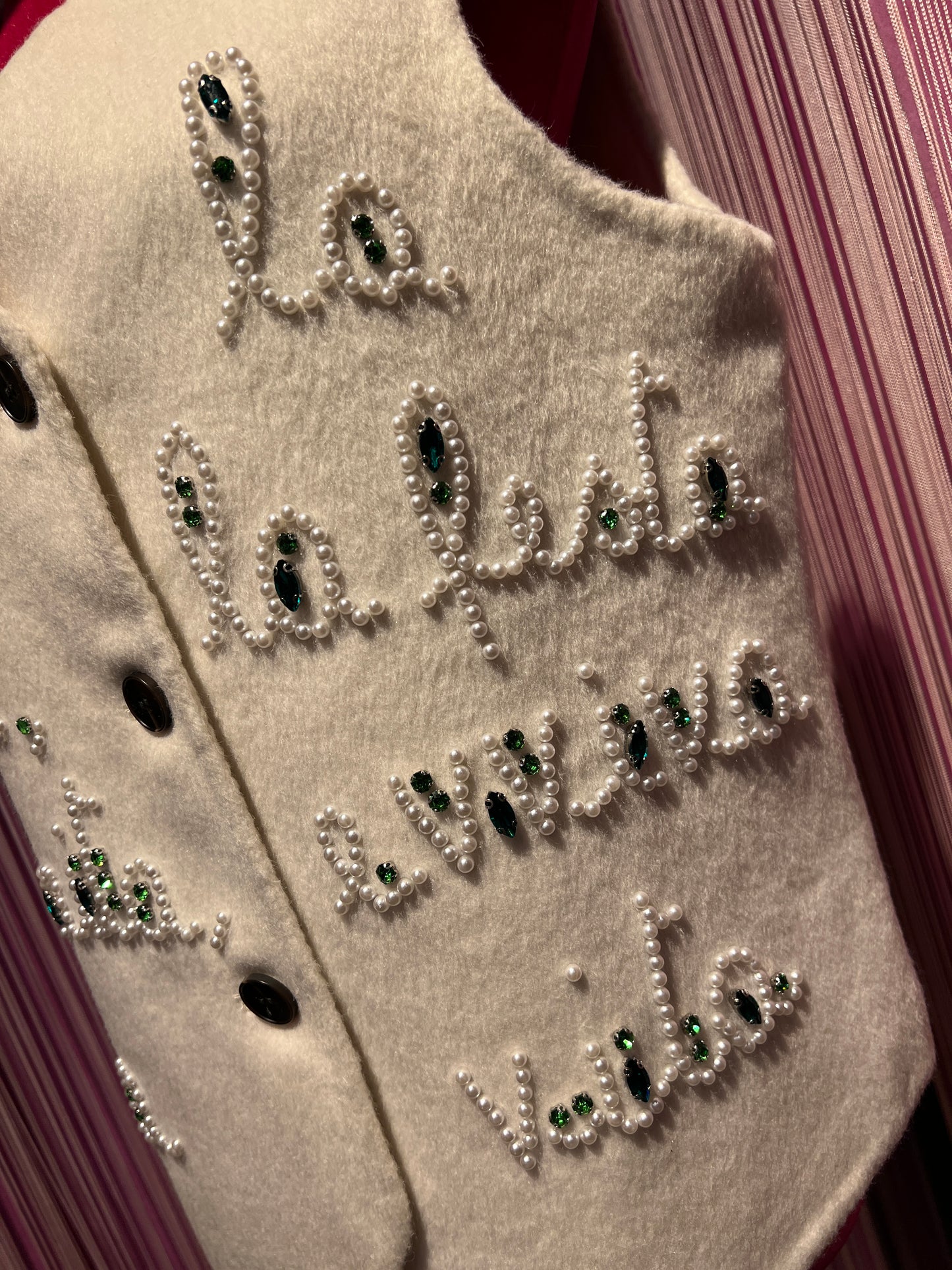 Front street gilet panno panna con scritta perline e cristalli “ Ma la notte la festa è finita evviva la vita”