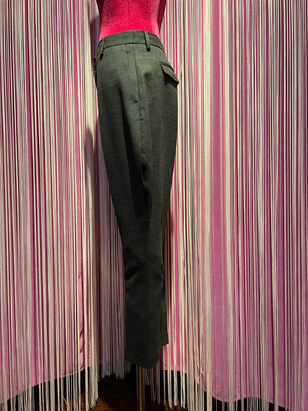 Semicouture pantalone in flanella modello svasato sui fianchi con fondo stretto