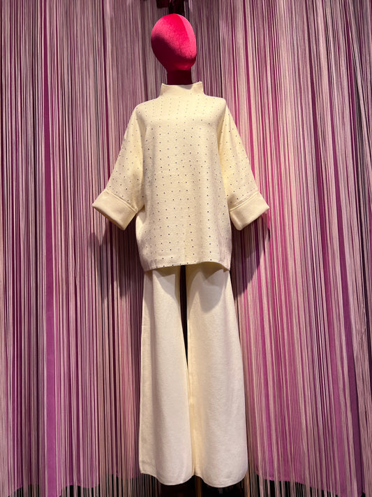 The room completo panna maglia con cristalli collo a cratere e manica 3/4 , pantalone palazzo con elastico in vita