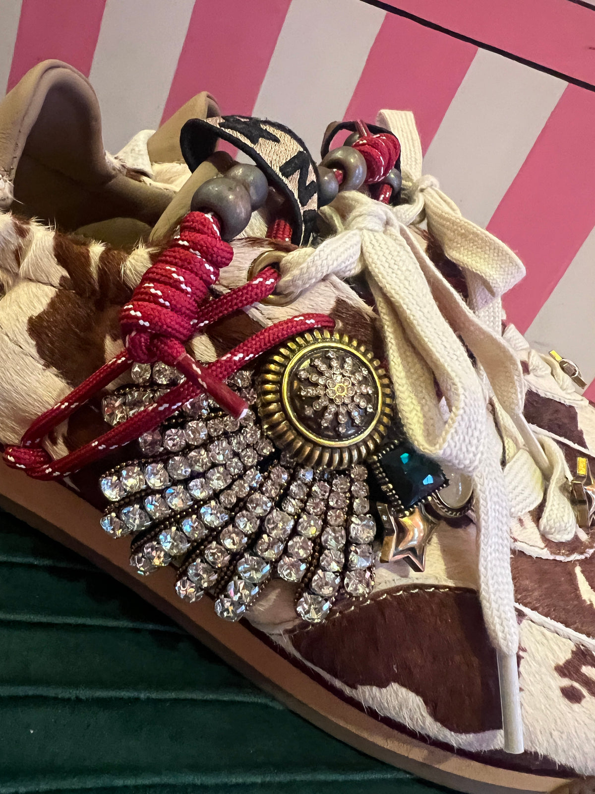 Nan-Ku sneaker cavallino muccato marrone / panna con decorazioni cristalli