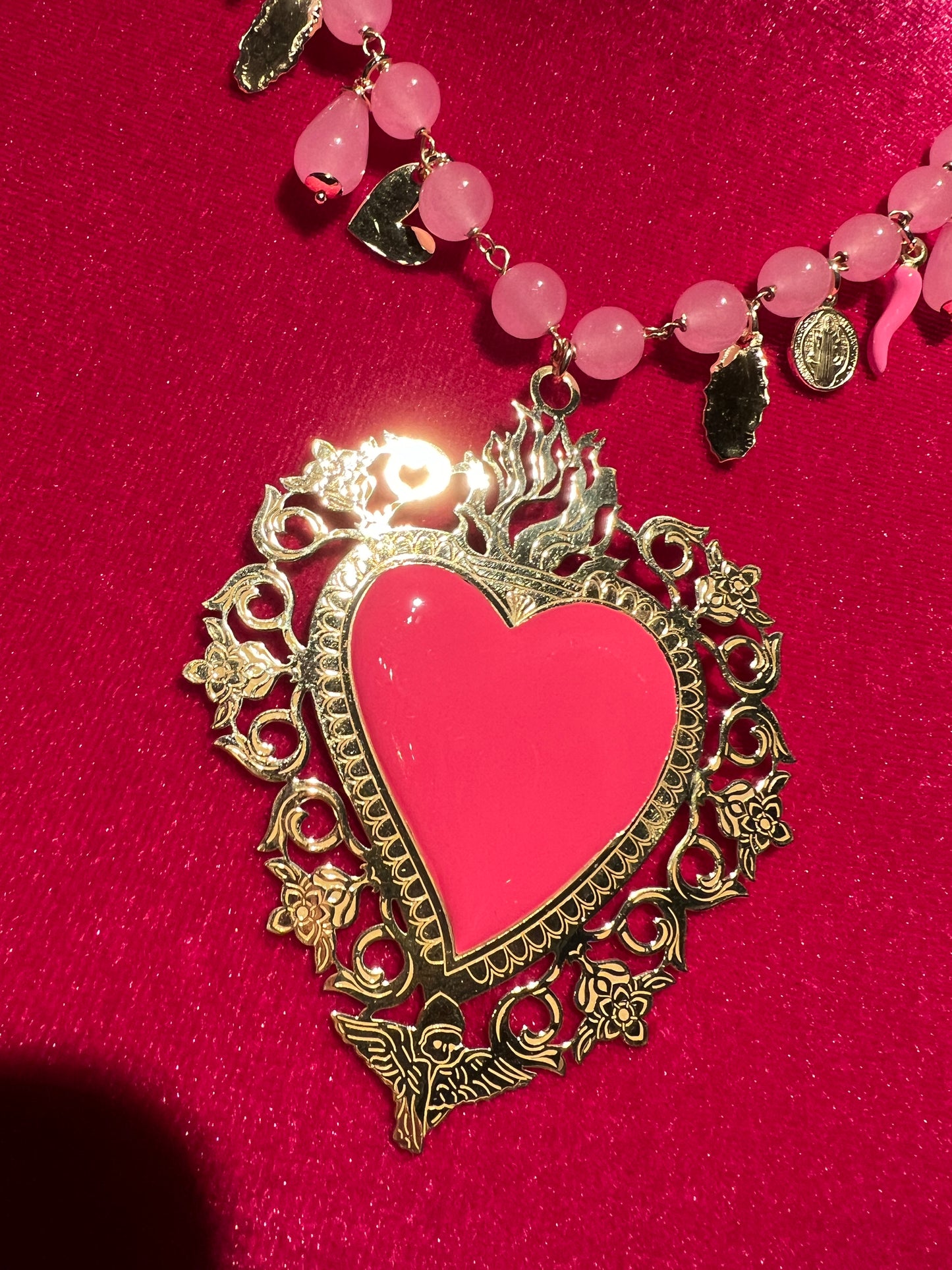 Collana cuore sacro argento placcato oro resina fucsia pietre dure rosa baby