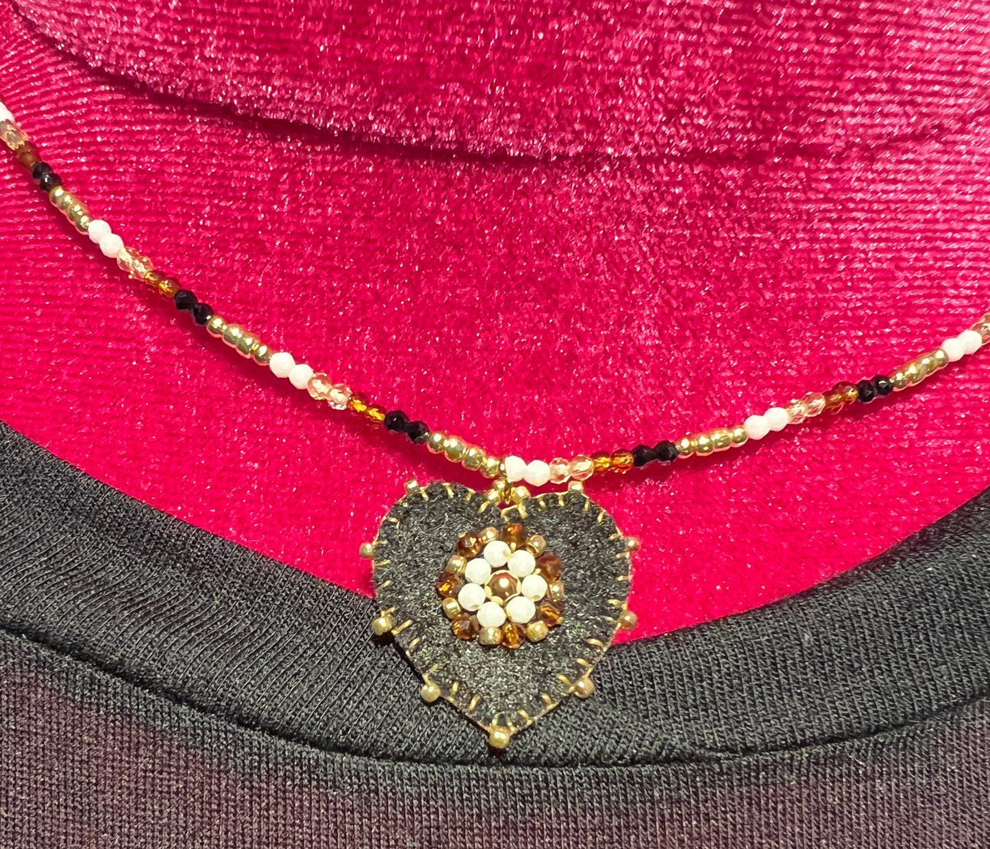 Collana girocollo perline e cuore nero pelle e velluto