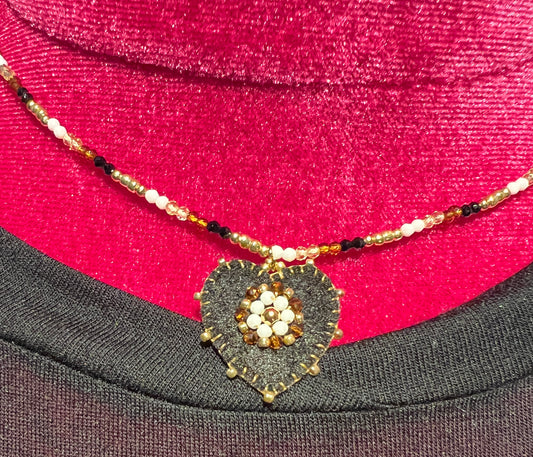 Collana girocollo perline e cuore nero pelle e velluto
