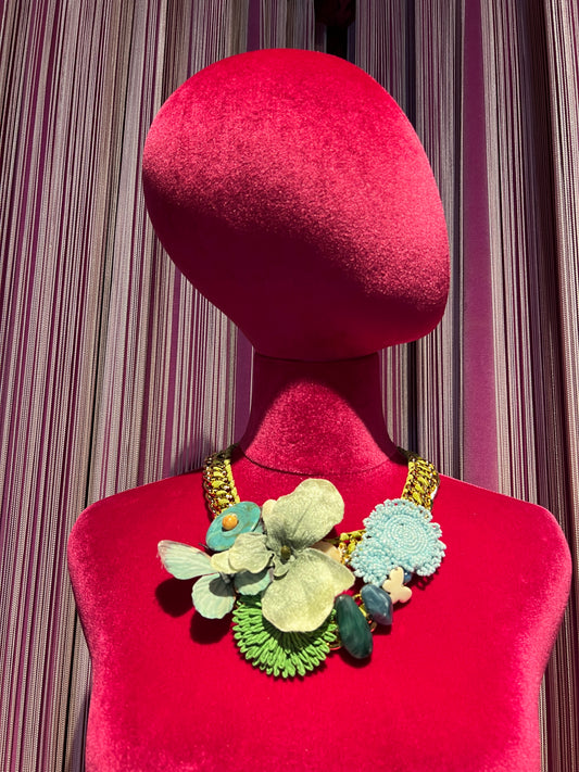 Collana catena dorata con passamaneria verde con fiori verdi e fiore di perline celesti