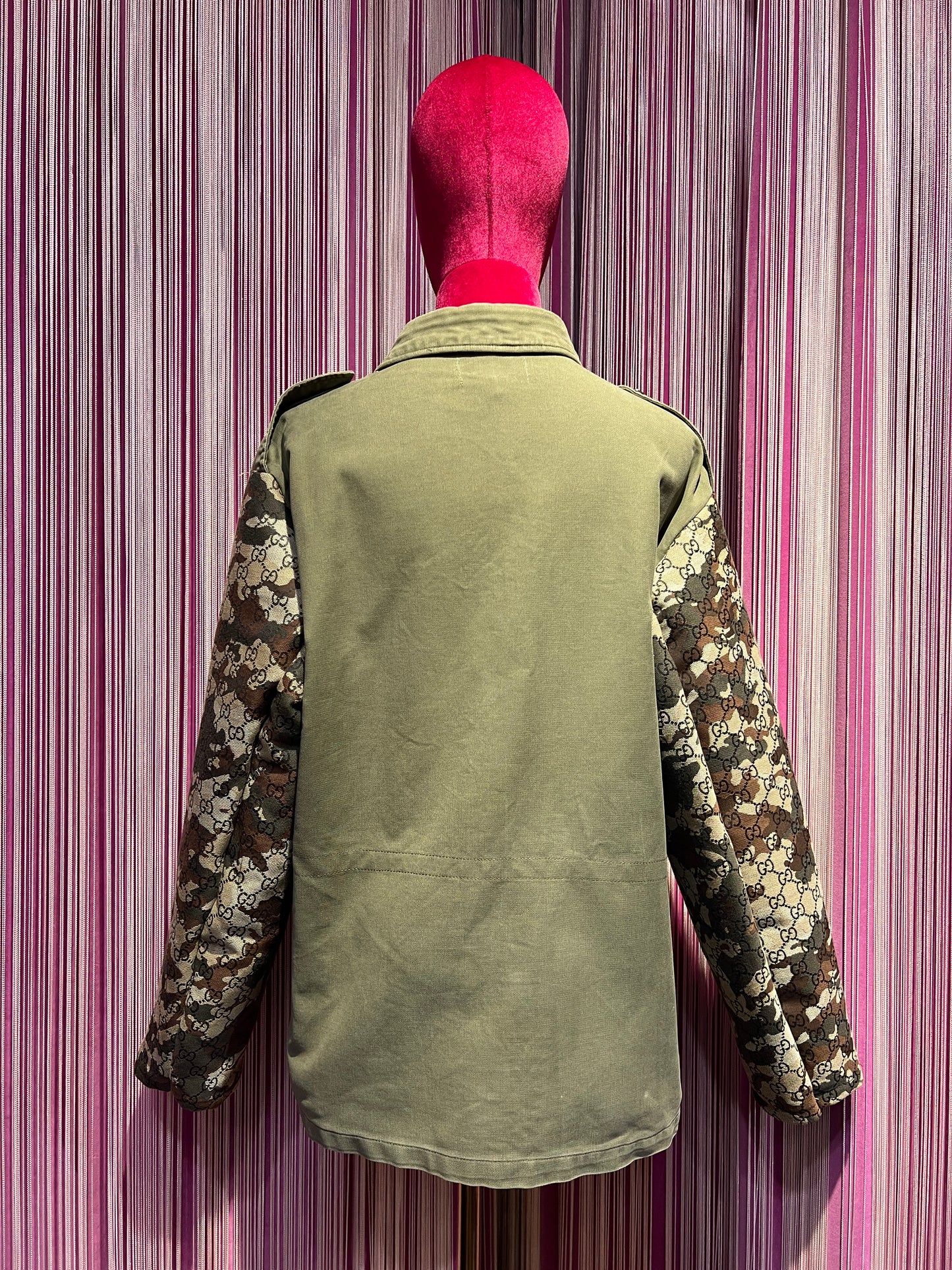 ABpink 🩷la verdina , giacca miltare con maniche camouflage logate e applicazioni patch paillettes, fiori ricamati e corona animalier