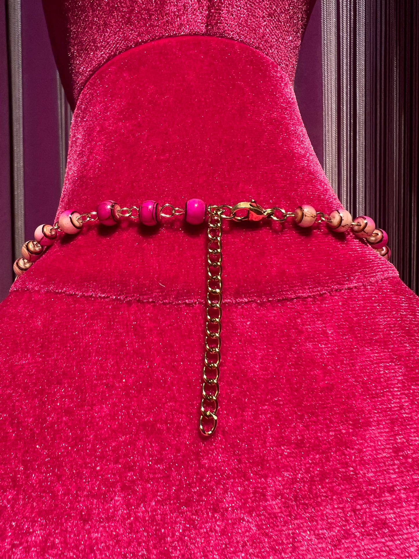 Collana con perline fucsia montatura a rosario con ciondolo fiore ricamato e charms