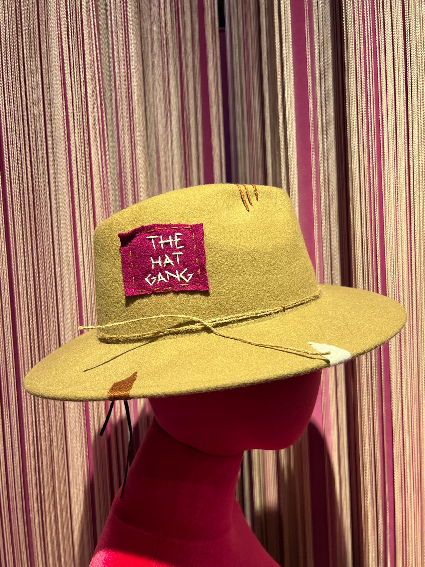 The hatgang cappello logo beige