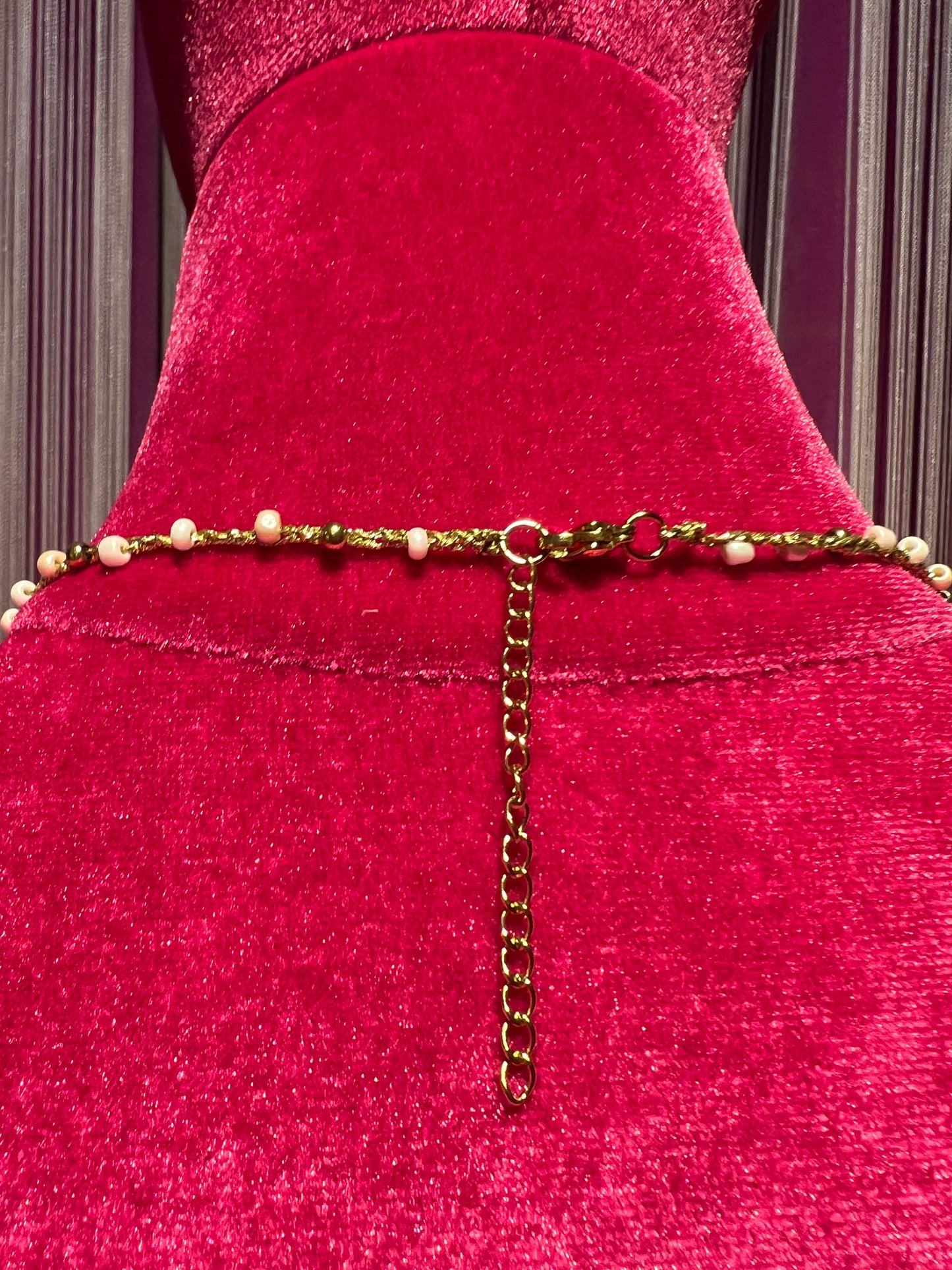 Collana girocollo con filo lavorato all’uncinetto,fiori di perline e ciondolo ciliegie ricamate