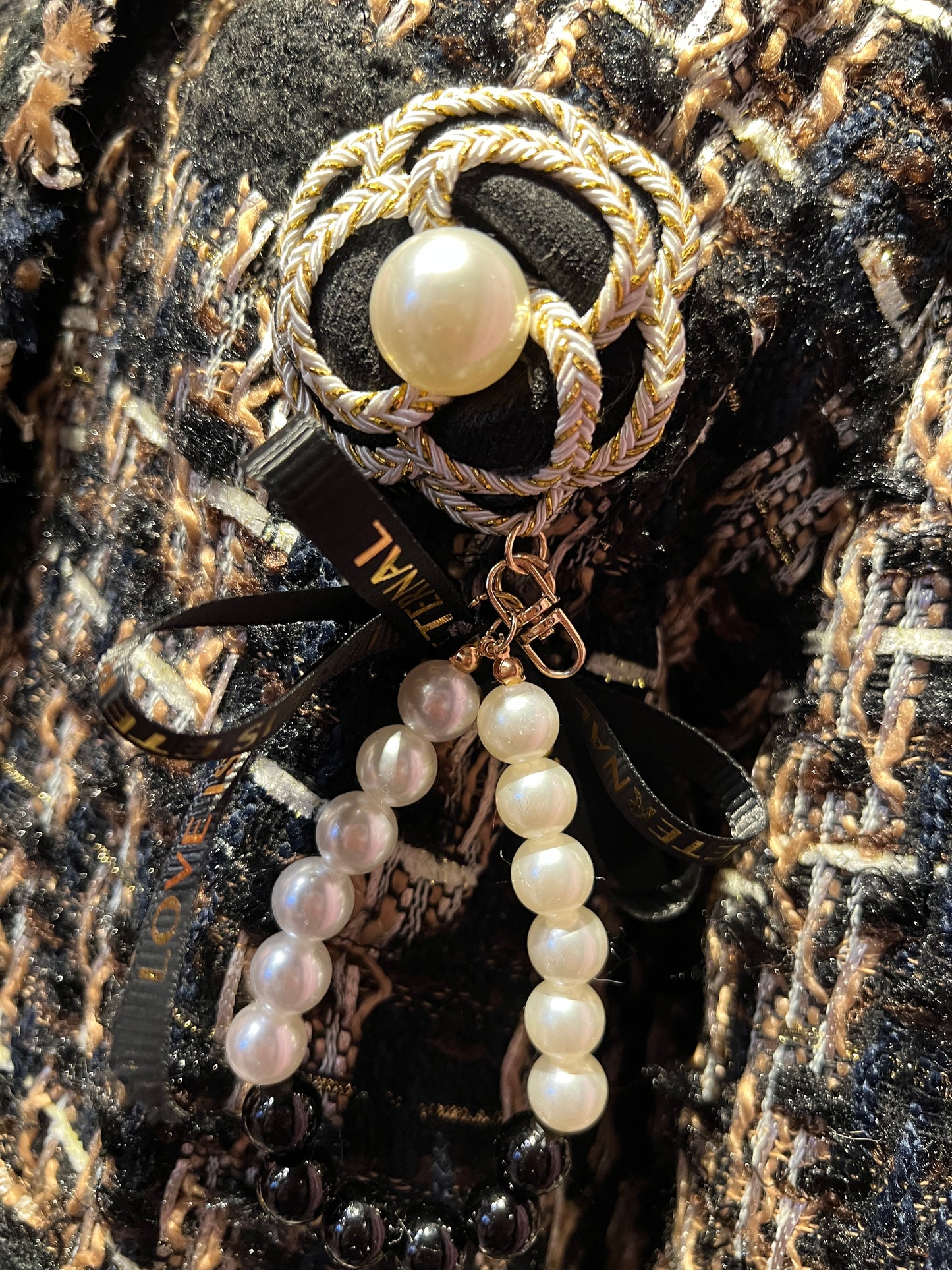 ABpink🩷 giacca in tweed nero e oro con spilla camelia