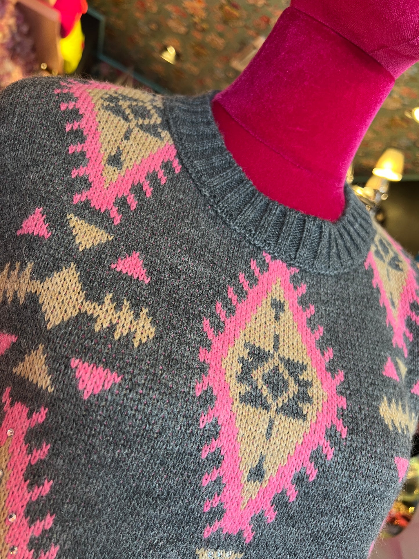 Colour market maglia jacquard con frange e strass grigio e fucsia