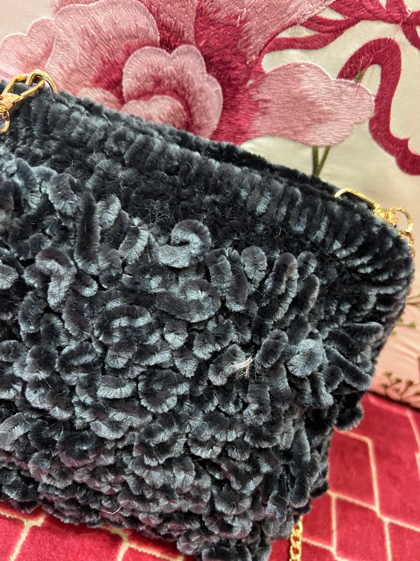 Clutch con tracollina dorata in ciniglia grigio antracite