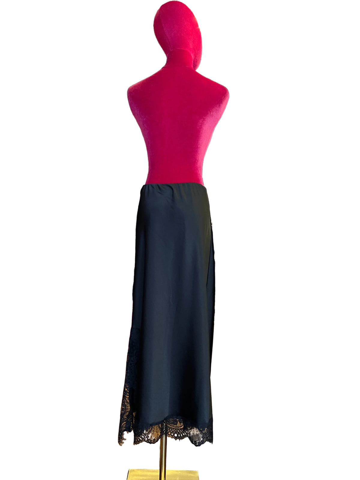 The room gonna in satin nera con bordo e spacco in pizzo , elastico in vita