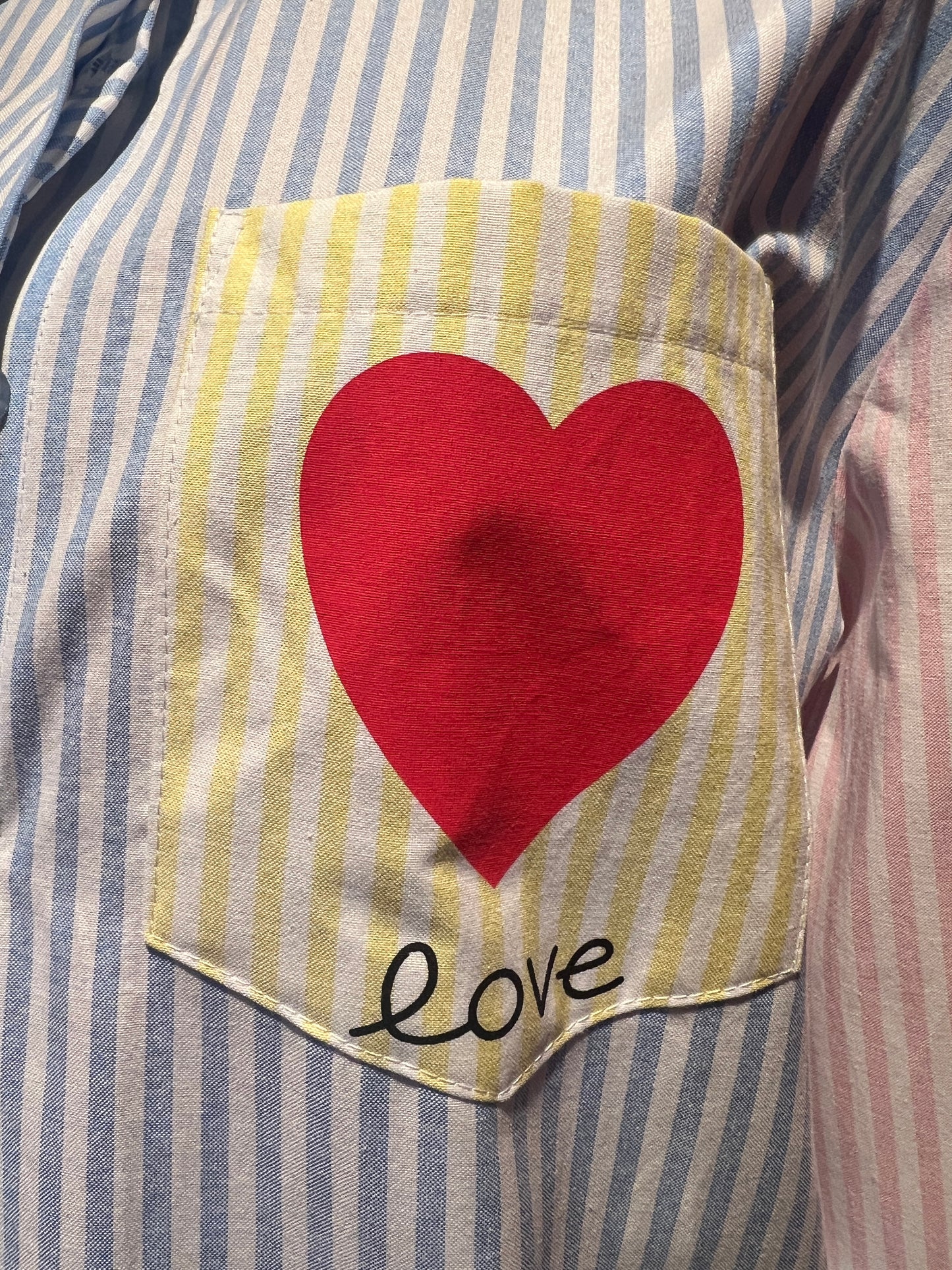 Mon amour Paris completo camicia a righe bianco e celeste rosa e bianco e giallino e bianco con tasche cuore e sole , pantalone a righe celeste e bianco con elastico in vita tasche con scritta bisous bisous