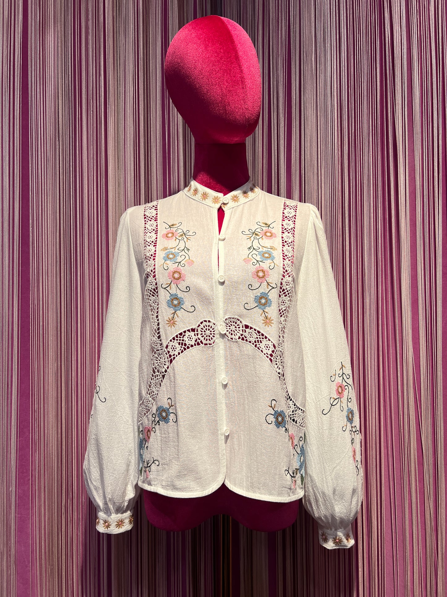 Mon amour Paris camicia bianca di cotone ricami floreali punto a croce e dettagli in pizzo collo alla coreana