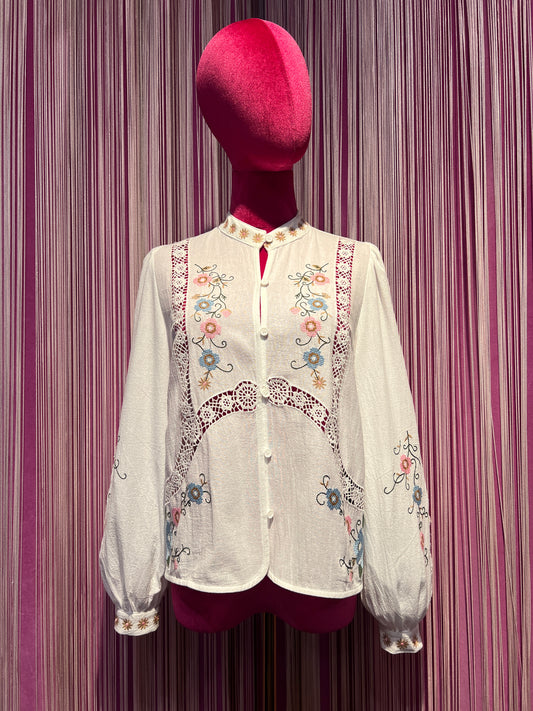 Mon amour Paris camicia bianca di cotone ricami floreali punto a croce e dettagli in pizzo collo alla coreana