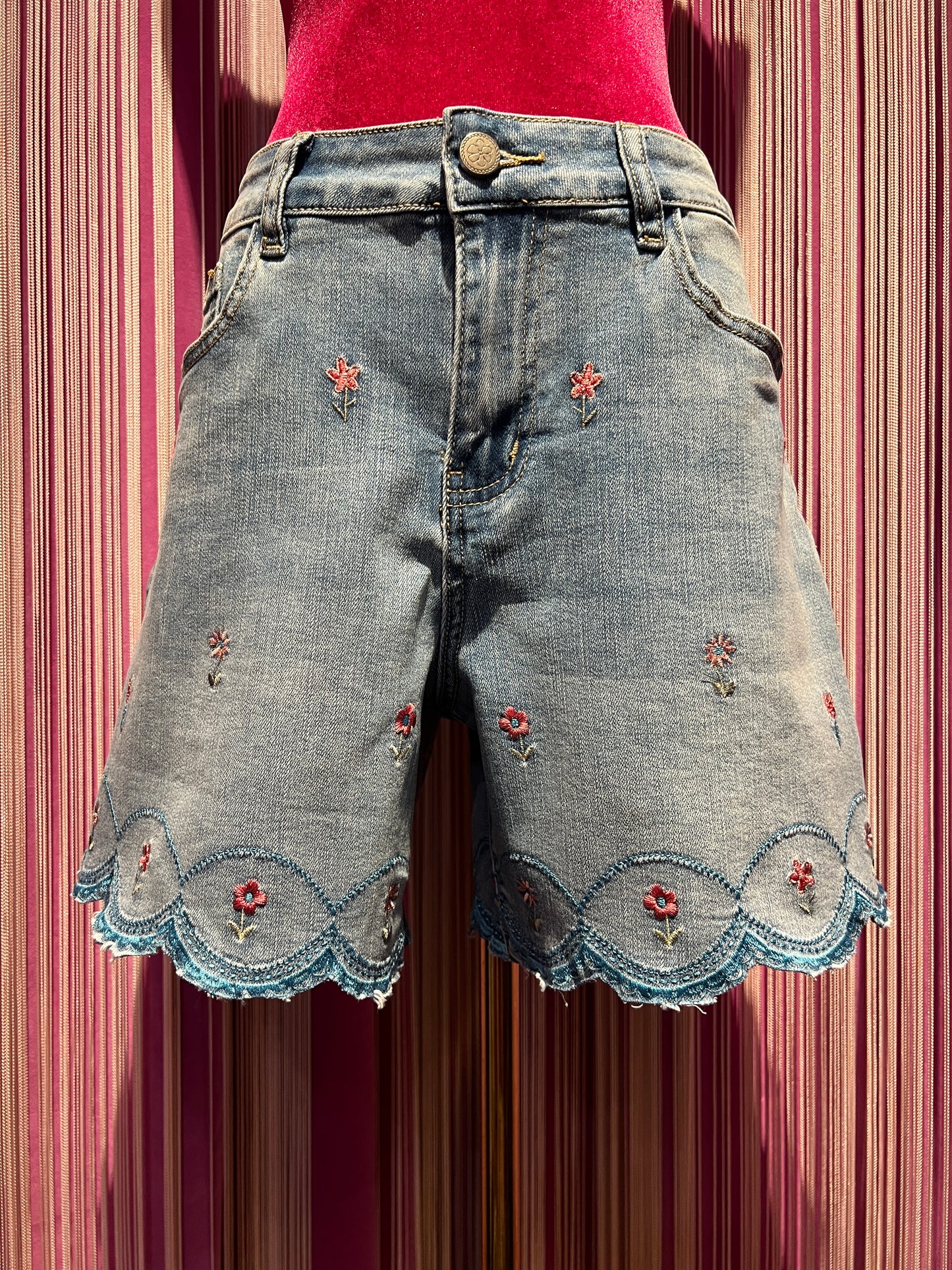 Mon amour Paris short in denim elasticizzato con fiori ricamati e orlo smerlato