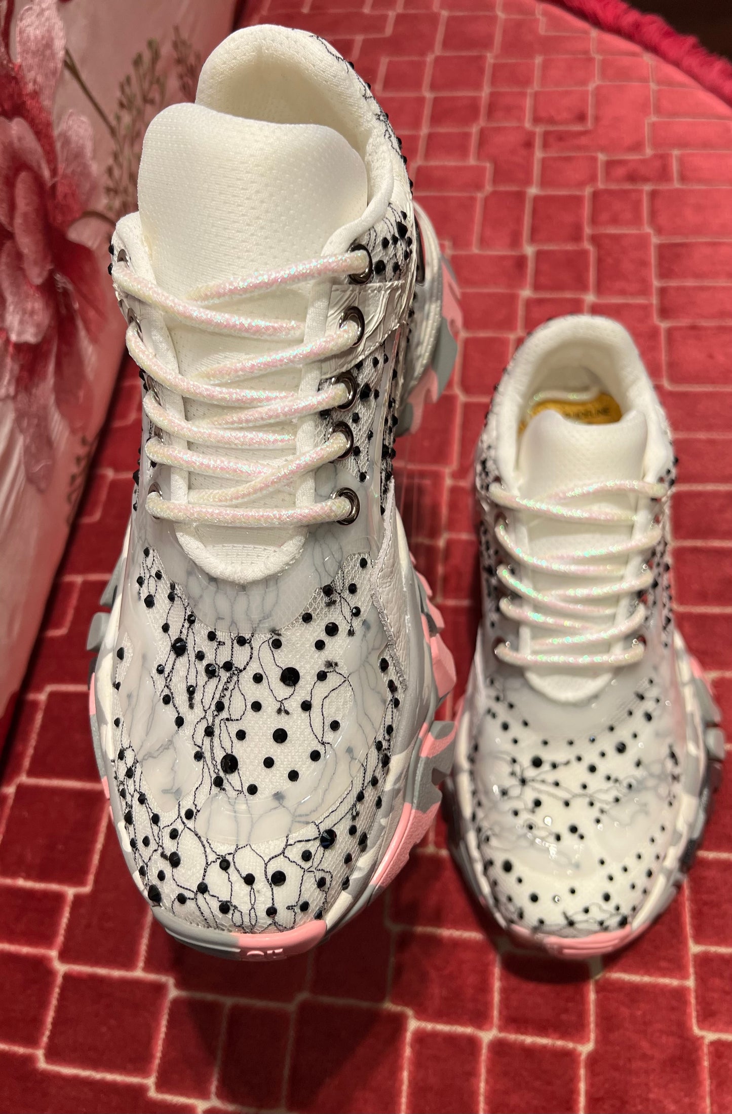 CL’JD sneakers cristalli neri fondo bianco camouflage grigio e rosa
