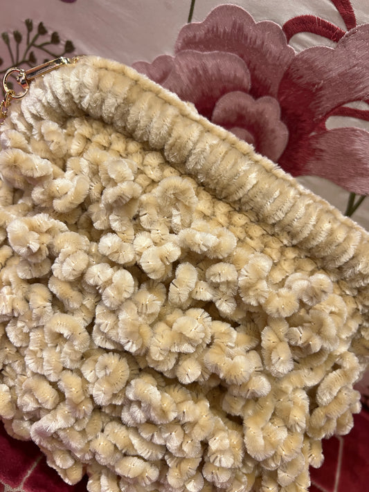 Love & roses clutch con tracollina dorata in ciniglia crema