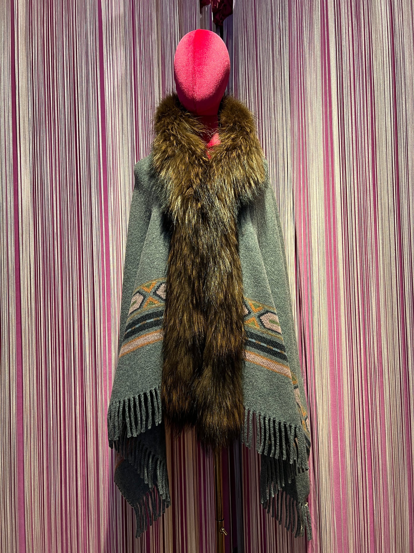 Bazar deluxe stola con frange e pelliccia raccoon