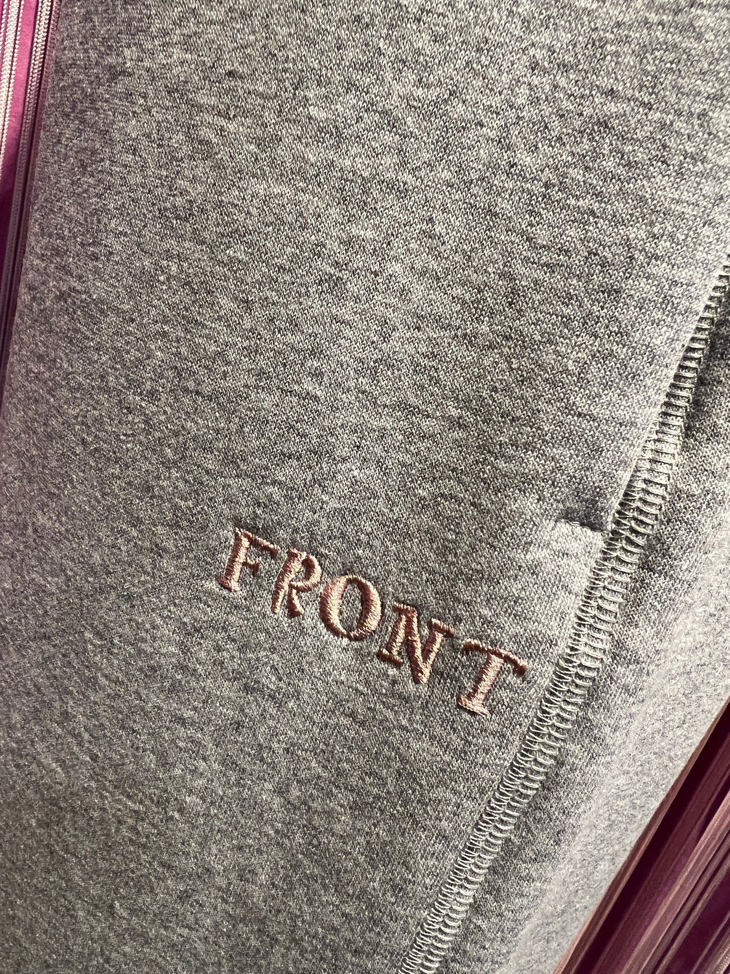 Front street tuta completa grigia con applicazione scritta” Slow down”