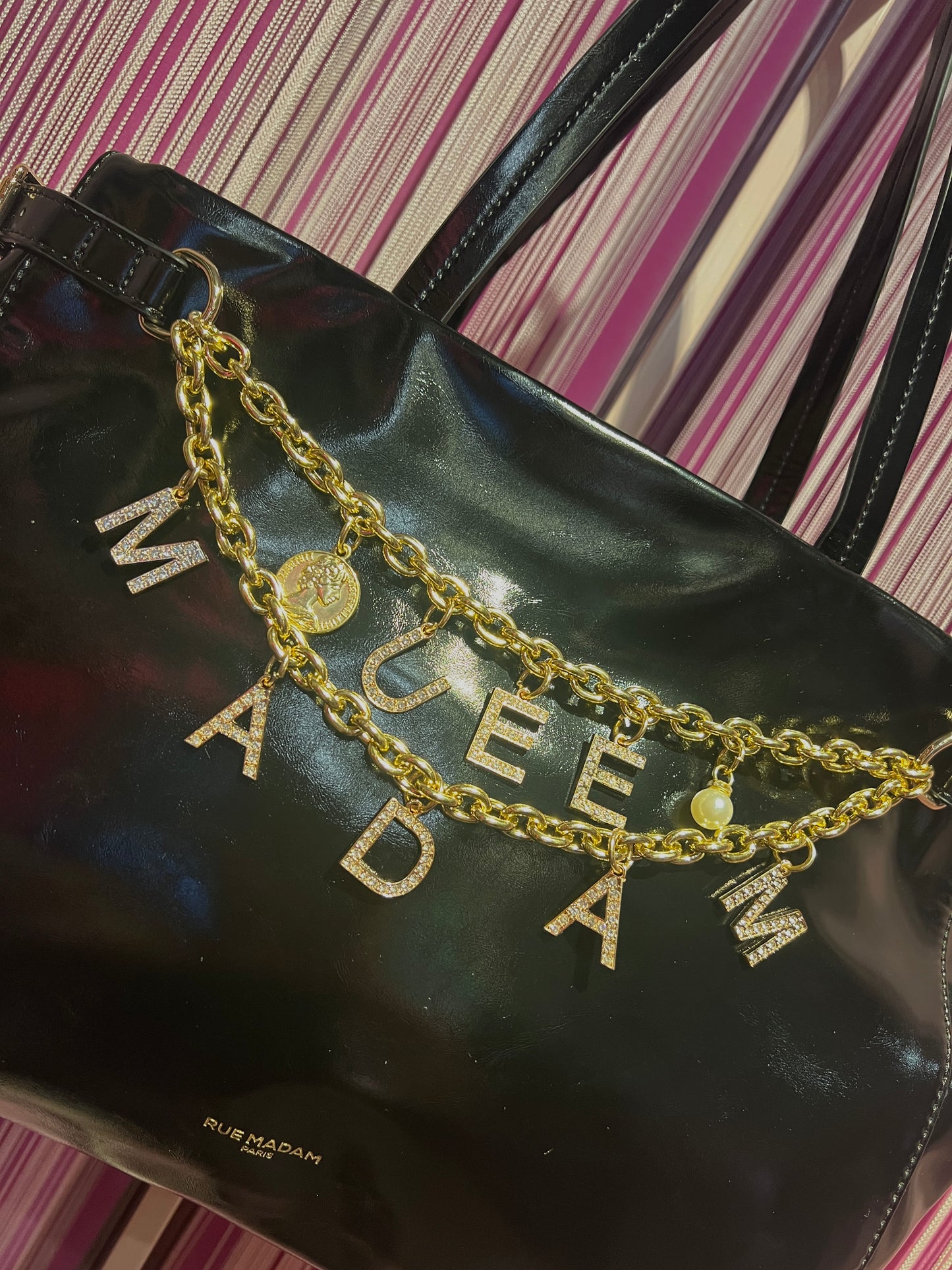 Rue Madam Paris borsa shopping ecopelle nera due manici con catene oro e charms