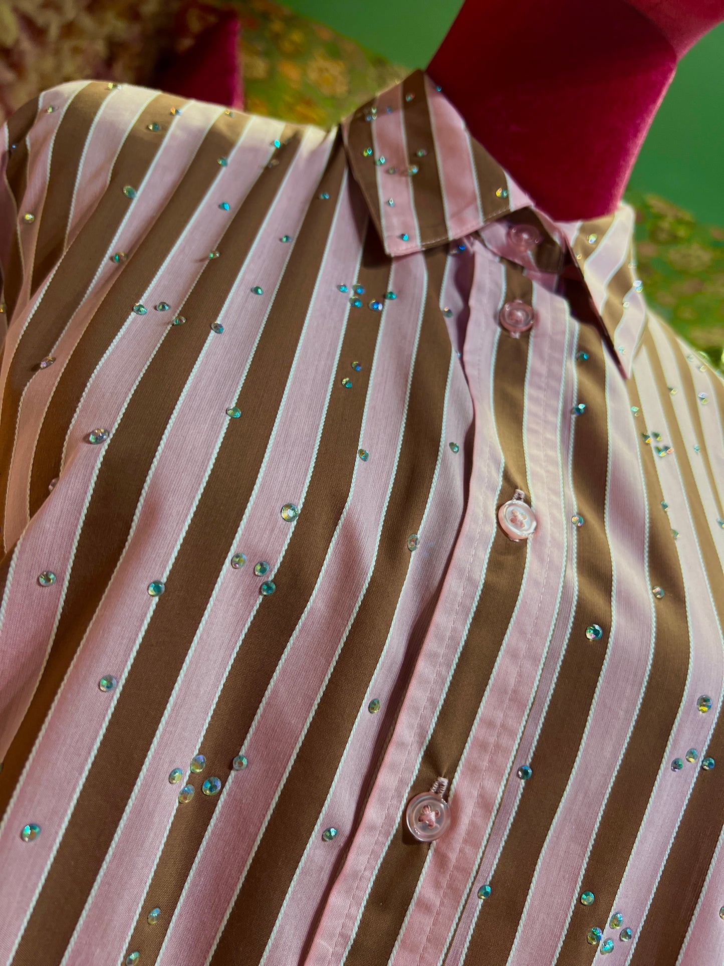 Essentiel antwerp completo camicia e short con elastico in vita , misto cotone ,fantasia righe rosa e marrone con decorazioni strass