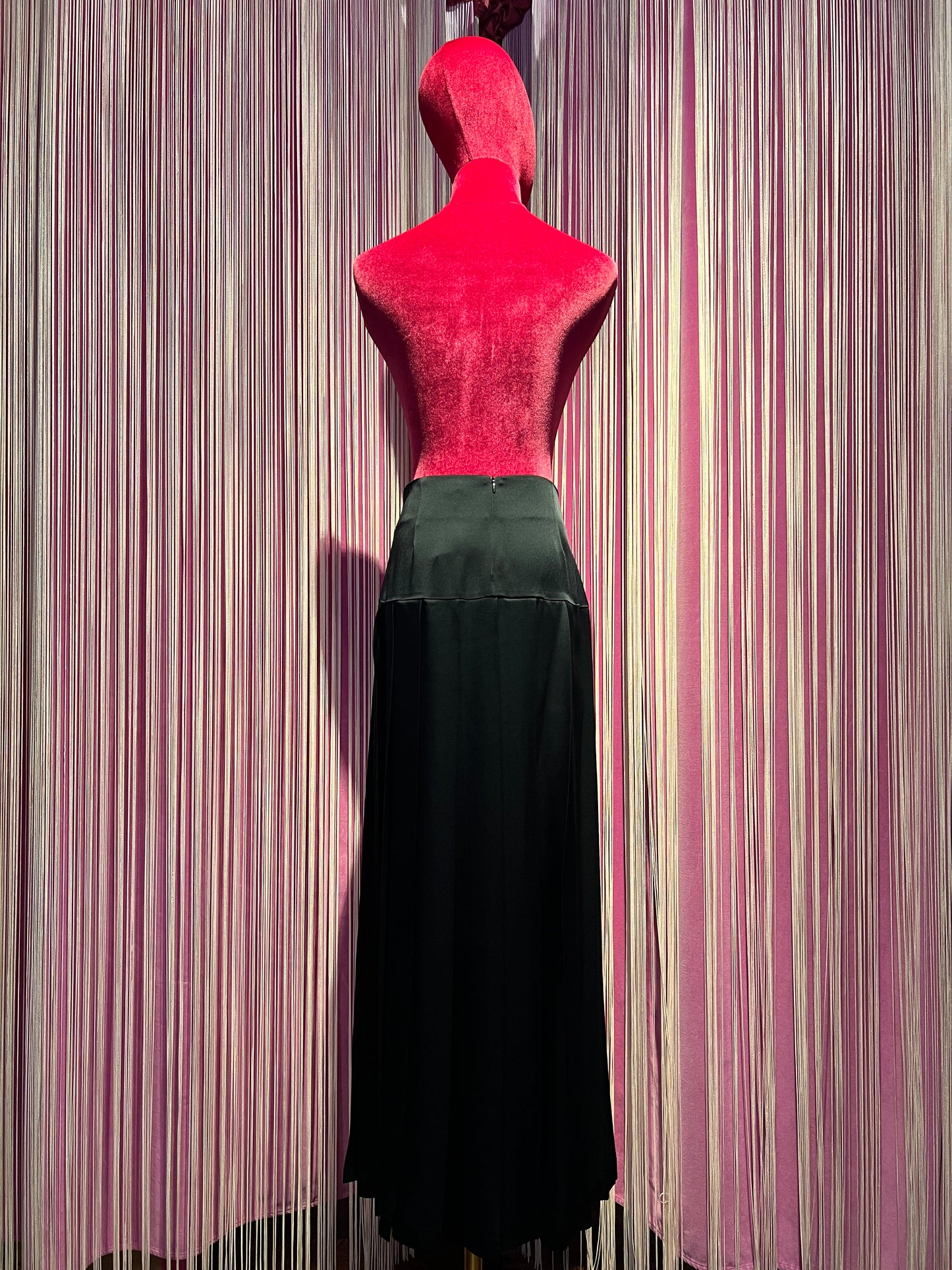 Semicouture gonna a pieghe in satin , modello con fascio e liscio .lunghezza midi , colore blu notte