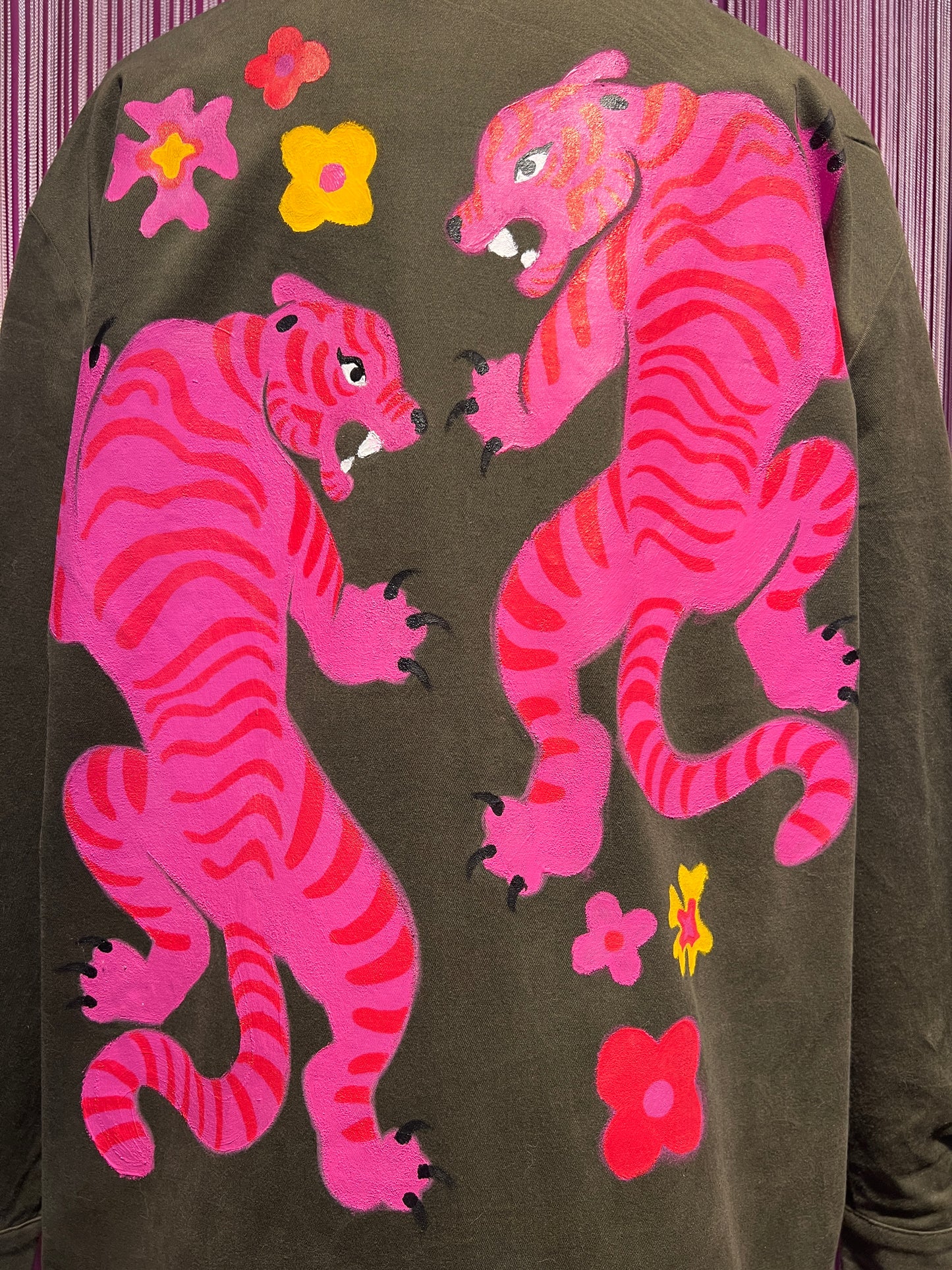 ABpink🩷 giacca Charlotte verde militare  con patch farfalle sul retro due tigri fucsia vestibilita’ 40/48