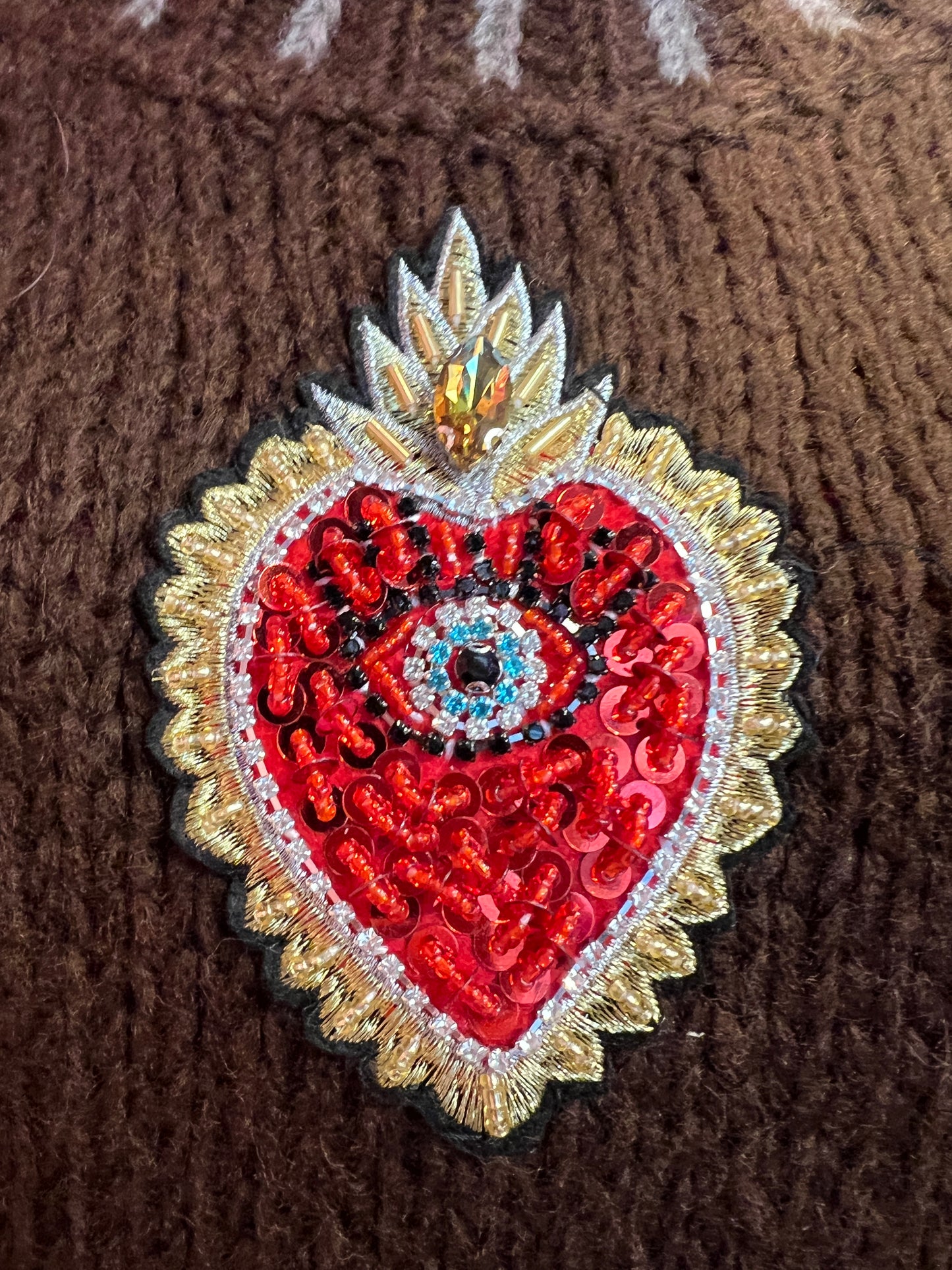 ABpink 🩷 maglia over cioccolato con profili grigi con pacht teddy e cuori sacri perline