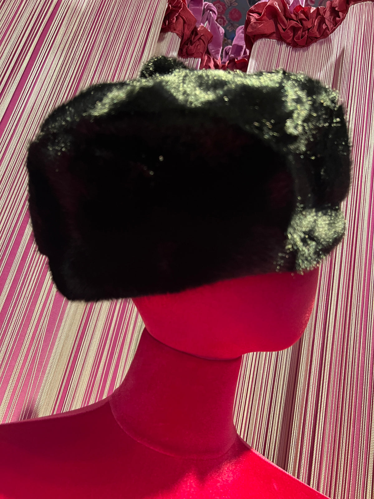 The room cappello in simil pelliccia nero, misura regolabile