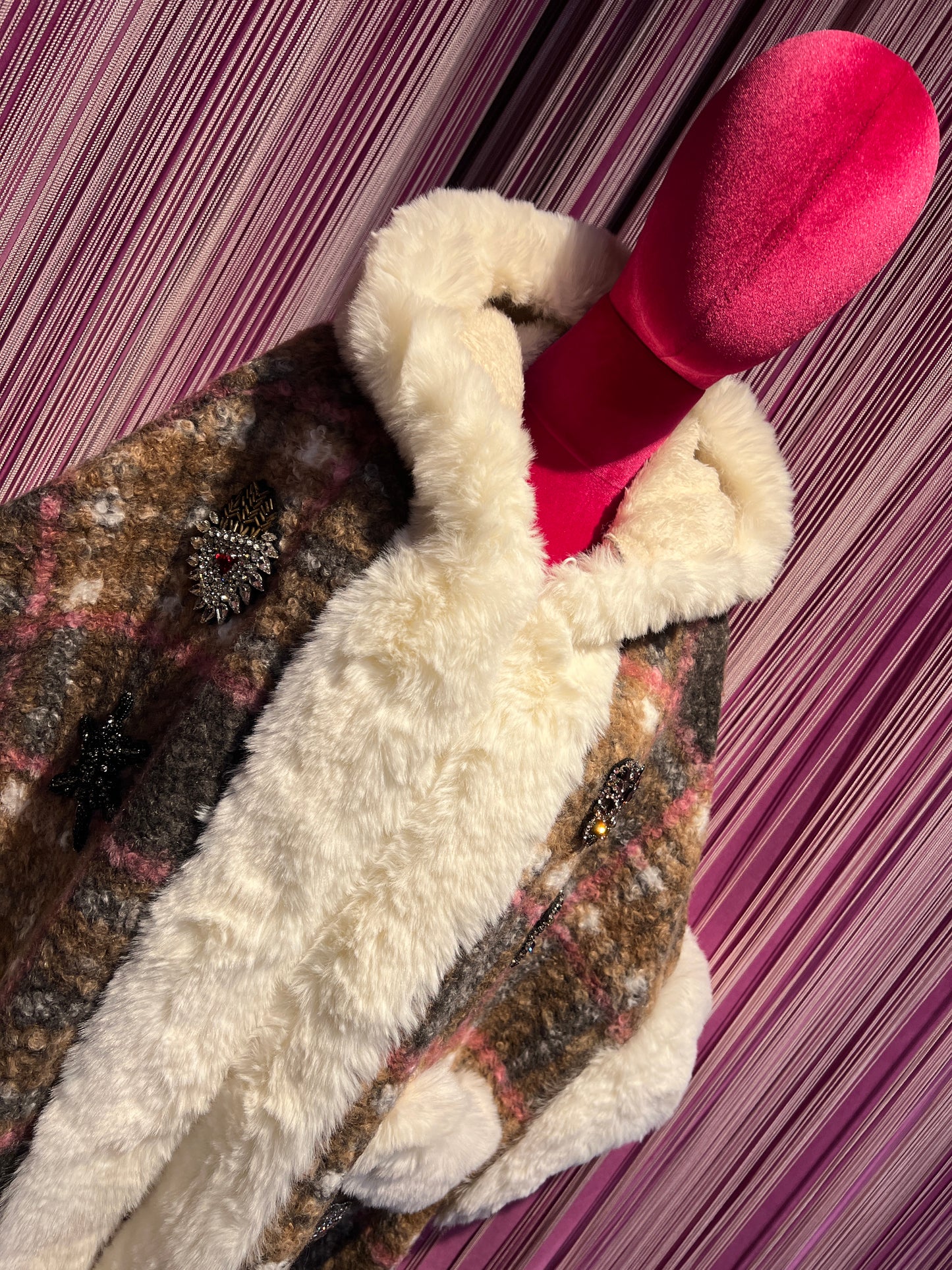 ABpink 🩷 mantella boucle ‘ fantasia tartan con cappuccio , interno in ecopelliccia, patch teschi cristalli