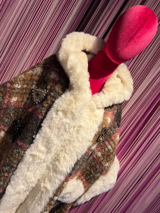 ABpink 🩷 mantella boucle ‘ fantasia tartan con cappuccio , interno in ecopelliccia, patch teschi cristalli