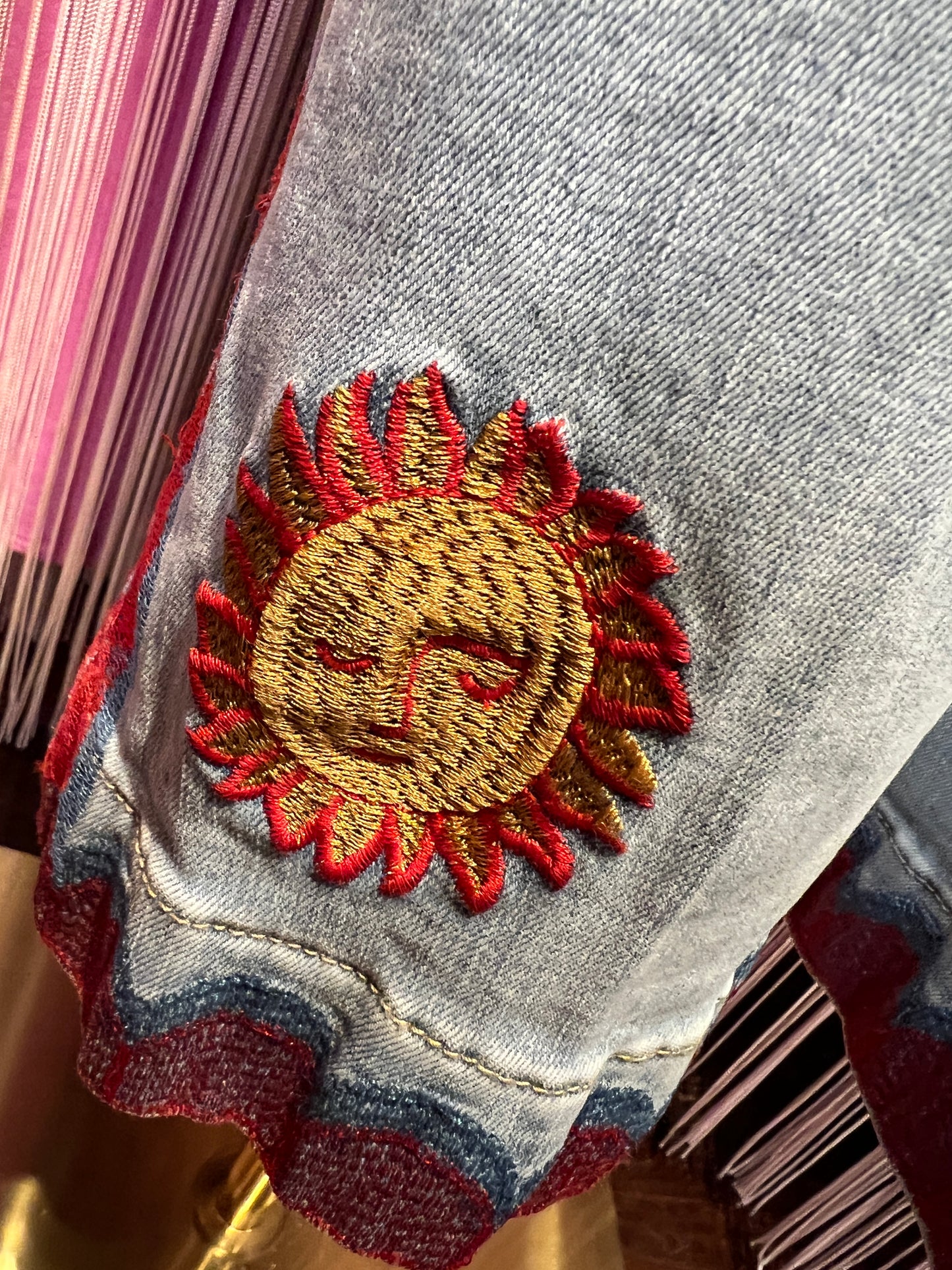 Mon amour Paris pantalone jeans denim chiaro con bordo laterale decorato e ricamo sole stilizzato(Le taglie dei capi sono espresse in formato internazionale (S, M, L, XL…) e accompagnate dalla corrispondente taglia francese indicata in etichetta.